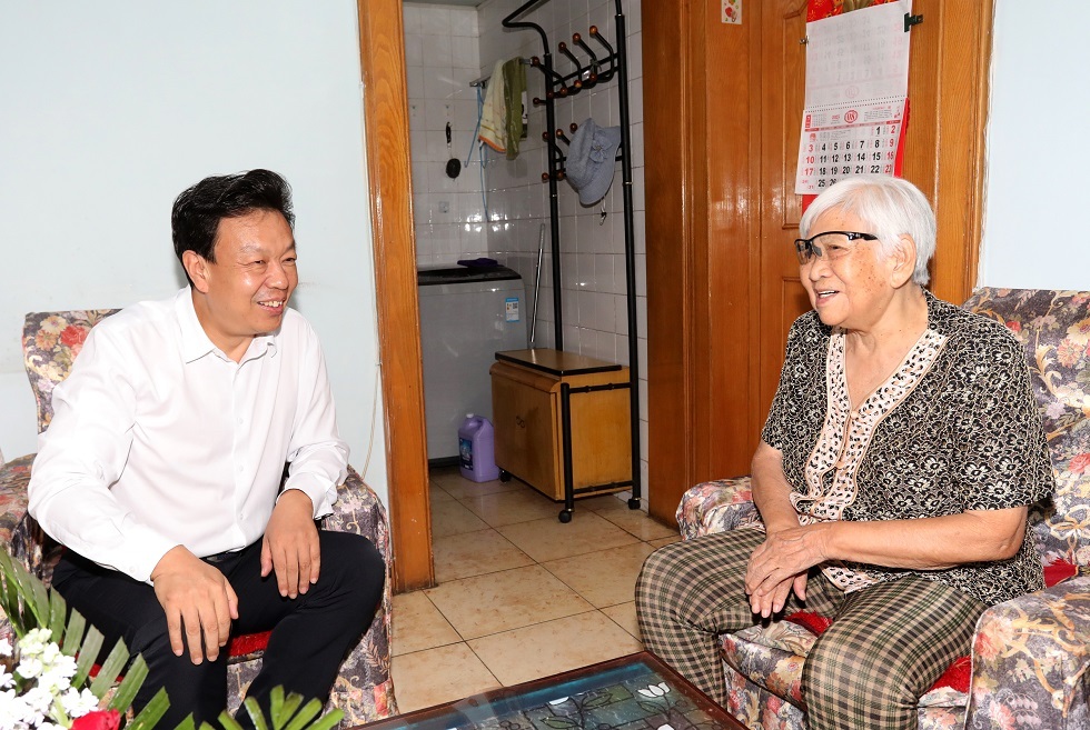 陈得信看望慰问于厚华