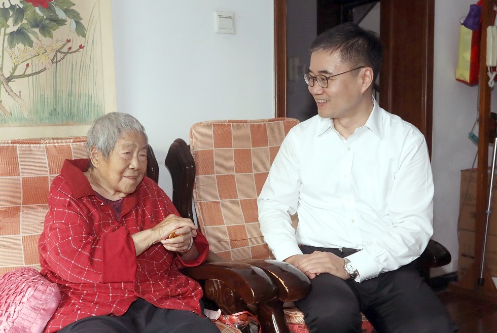 朱可炳看望慰问安文勋