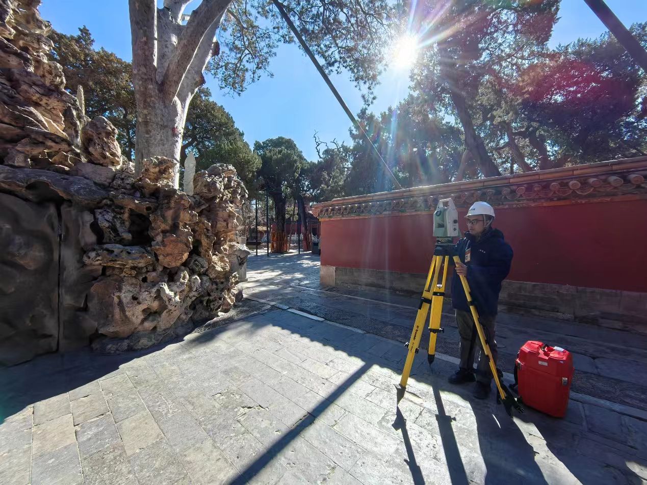 14(替换)-公海赌赌船官网jc710检测工作人员正在进行故宫假山保护监测工作